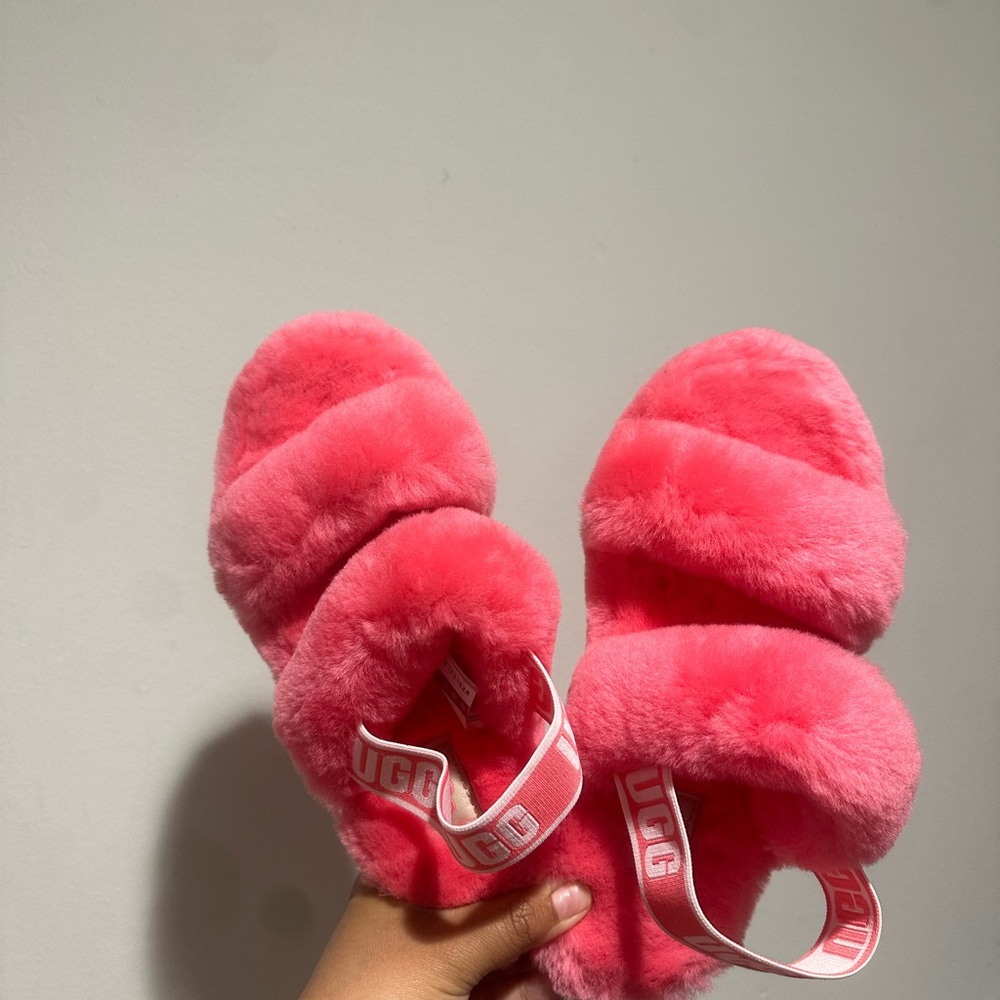 Brand new pink ugg sandals! Super cute. Size 6 woman.